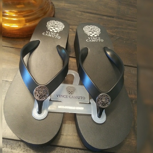 vince camuto flip flops black